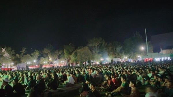 Warga padati Lapangan Dwi Warna Barabai untuk mengikuti nonbar Timnas Indonesia U-23 vs Timnas Irak U-23, Jumat (3/5/2024).