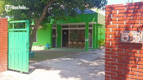 KANTOR BLN - Lokasi yang disebut-sebut kantor pusat Koperasi Bahana Lintas Nusantara (BLN) yang berada di jalan Ronggowarsito, Kota Solo, Kamis (5/6/2025). Koperasi Bahana Lintas Nusantara (BLN) menjadi sorotan usai puluhan nasabah atau anggotanya melakukan pelaporan dugaan penipuan di banyak kantor kepolisian termasuk Polresta Solo.