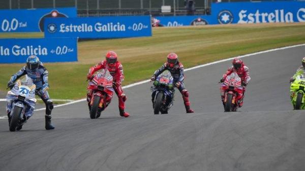 PEMBALAP MOTOGP - (dari kiri ke kanan) Alex Marquez #73, Marc Marquez #93, Fabio Quartararo #20, Francesco Bagnaia #63 melakoni Sprint Race MotoGP Inggris 2025 di Sirkuit Silverstone, pada 24 Mei 2025. (Foto: MotoGP)