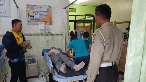Petugas saat membantu mengevakuasi seorang istri yang nekat lompat dari sepeda motor menuju Puskesmas di Melaya, Jembrana, Minggu 8 Juni 2025 kemarin. Pasutri sempat cekcok dan istri memilih lompat dari sepeda motor hingga alami luka di wajah dan bengkak pada dahi. Pasutri Cekcok, Istri Nekat Lompat di Jalan Raya Denpasar-Gilimanuk Bali, Wajah Luka Dahi Bengkak