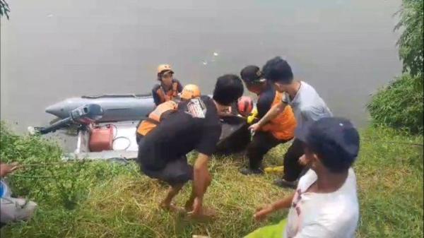 JENAZAH BOCAH TENGGELAM DITEMUKAN - Tim SAR gabungan menemukan jenazah anak laki-laki berusia 13 tahun yang tenggelam di Kali Angke, Penjaringan, Jakarta Utara, Senin (9/6/2025) pagi. Korban sebelumnya tenggelam pada Sabtu (7/6/2025) siang setelah terpeleset dan terjatuh dari JPO Kalijodo. (Dok. Kantor SAR Jakarta).