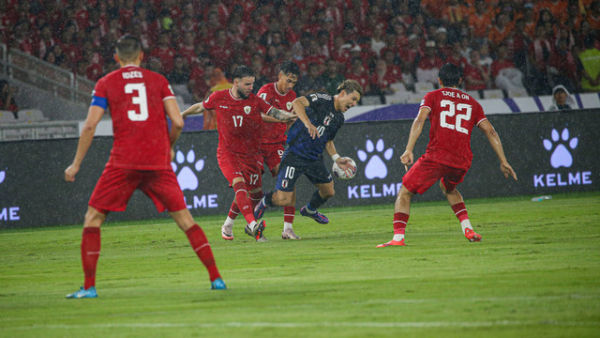 Pemain timnas Jepang, Ritsu Doan berusaha melewati pertahanan pemain Indonesia di Stadion Gelora Bung Karno (GBK), Senayan, Jakarta, Jumat (15/11). Foto: Aditia Noviansyah/kumparan