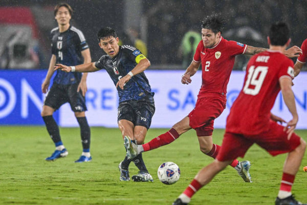 Pemain Timnas Indonesia Kevin Diks (kedua kanan) berebut bola dengan pemain Timnas Jepang Wataru Endo (kedua kiri) pada pertandingan Kualifikasi Piala Dunia 2026 Zona Asia di Stadion Utama Gelora Bung Karno, Jakarta (15/11). Foto: Aprillio Akbar/Antara