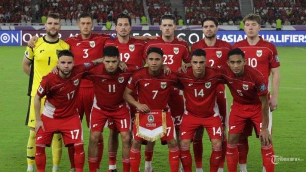 TIMNAS INDONESIA - Pesepak bola Timnas Indonesia berfoto bersama sebelum menghadapi Bahrain dalam babak kualifikasi Piala Dunia 2026 Zona Asia di Stadion Utama Gelora Bung Karno, Senayan, Jakarta, Selasa (25/3/2025)
