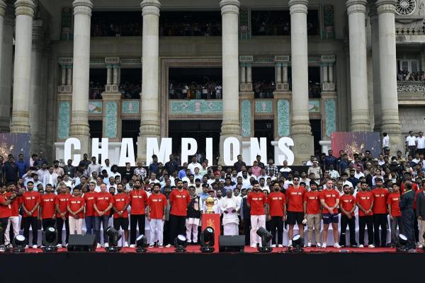 Karnataka Governor Thawar Chand Gehlot, CM Siddaramaiah and Deputy CM DK Shivakumar with Royal Challengers Bengaluru Players at the Vidhana Soudha. Karnataka Governor Thawar Chand Gehlot, CM Siddaramaiah and Deputy CM DK Shivakumar with Royal Challengers Bengaluru Players at the Vidhana Soudha.
