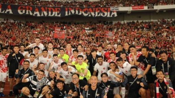 Pelatih Timnas Indonesia Shin Tae-yong (STY) berfoto bersama para pemain Timnas Indonesia usai pertandingan. Terkini, PSSI memberhentikan STY dari kursi pelatih TImnas Indonesia dan digantikan Patrick Kluivert.