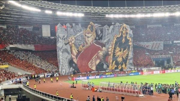 SUASANA SUGBK INDONESIA VS CHINA - La Grande Indonesia saat memampangkan spanduk raksasa jelang kick off Indonesia vs China di SUGBK, Senayan, Jakarta, Kamis (5/6/2025).