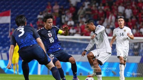 KALAH TELAK - Pesepak bola Timnas Indonesia, Beckham Putra (dua kanan) berusaha melewati pesepak bola Jepang pada pertandingan terakhir Grup C Ronde 3 Kualifikasi Piala Dunia 2026 di Suita City Football Stadium, Suita, Selasa (10/6/2025). Timnas Indonesia harus mengakui keunggulan Jepang setelah kalah telak dengan skor 0-6. TRIBUNNEWS/HO/PSSI