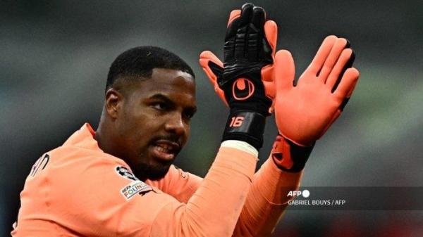 Kiper Prancis AC Milan Mike Maignan bereaksi pada akhir pertandingan sepak bola leg pertama perempat final Liga Champions UEFA antara AC Milan dan SSC Napoli pada 12 April 2023 di stadion San Siro di Milan.