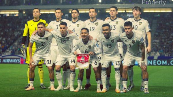 TIMNAS INDONESIA VS JEPANG - Momen foto bersama skuad Timnas Indonesia jelang laga kontra Jepang di Stadion Suita, Jepang, Selasa (10/6/2025).