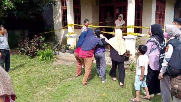 TKP PEMBUNUHAN - Orang tua korban histeris di depat rumah Tempat Kejadian Perkara pada Selasa (10/6/2025). Resma Reta (23), perempuan muda di Curup, Bengkulu, ditemukan tewas penuh luka. Dibunuh saat ngobrol lewat Discord.