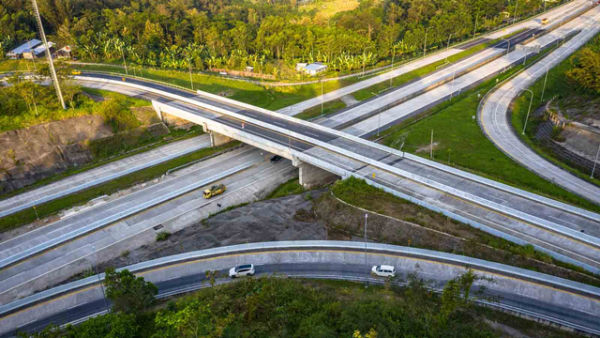 Foto udara suasana mobilitas kendaraan di ruas Jalan Tol Semarang-Solo di Bawen. Foto: Aji Styawan/ANTARA FOTO