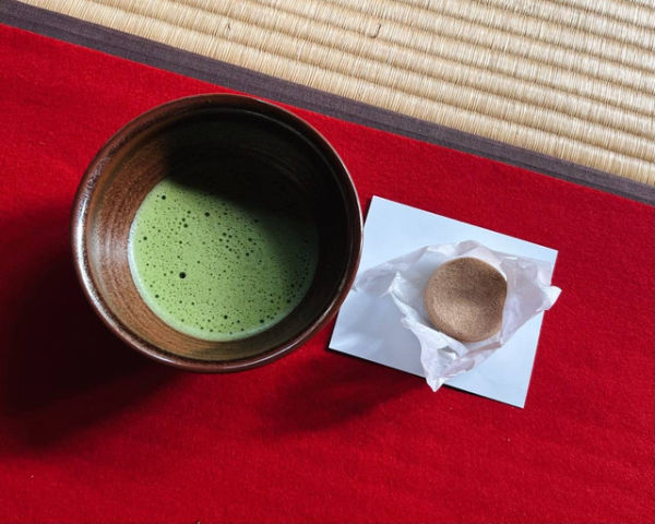Menikmati Green Tea saat berkunjung ke Nanzenji Temple, Kyoto, Jepang. Foto: Kelik Wahyu Nugroho/kumparan