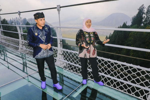 Gubernur Jatim Khofifah Indar Parawansa (kanan) saat mengunjungi Jembatan Kaca Seruni Point di kawasan Taman Nasional Bromo Tengger Semeru (TNBTS), Kabupaten Probolinggo. Foto: ANTARA/HO-Biro Adpim Jatim