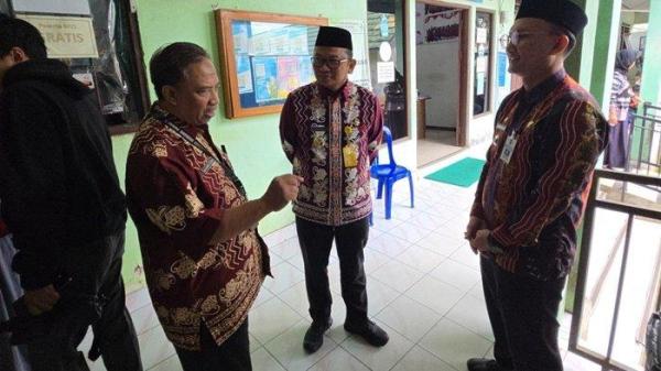 Bupati Tabalong HM Noor Rifani berbincang dengan pihak dd