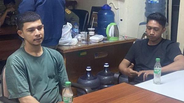 Dua penjual obat keras, Abdul Muhajir (26) dan Aji Fahreza (26), saat diperiksa Satuan Polisi Pamong Praja (Satpol PP) Kota Bekasi pada Rabu (11/6/2025) malam.