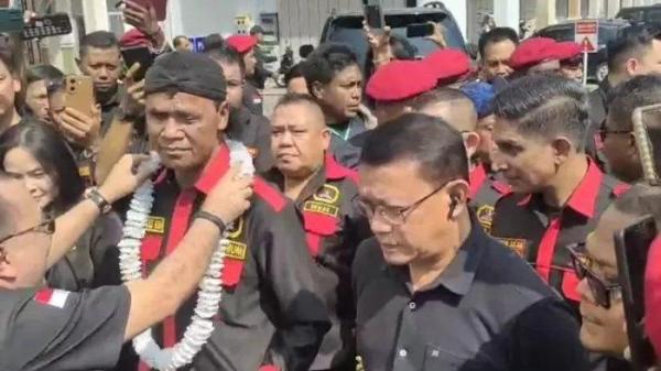 DIMARAHI - Mantan Anggota Tim Mawar Kopassus Fauka Noor Farid (kanan) dan Ketua Umum Gerakan Rakyat Indonesia Bersatu Jaya (GRIB) Hercules Rosario Marshal (kiri) menyasar daerah Riau. Hercules mengaku kena omel istri usai menghina Purnawirawan Letnan Jenderal Sutiyoso.