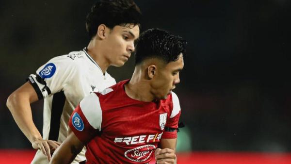Cuplikan pertandingan Persis Solo kontra PSM Makassar saat Althaf Indie (kanan) berduel dengan winger Juku Eja Victor Dethan (kiri) di Stadion Manahan, Solo, Jawa Tengah, Senin (13/1/2025).