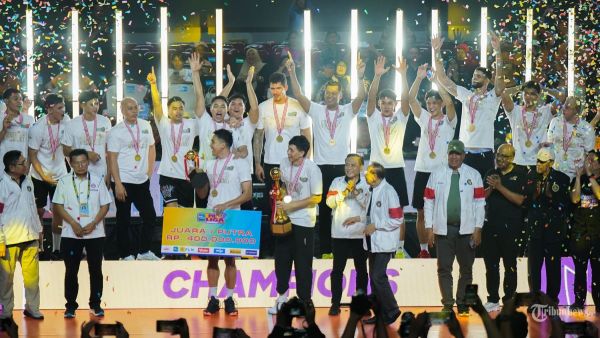 PROLIGA 2025 - Para pevoli putra Bhayangkara Presisi meraih juara I Proliga 2025 di Gor Amongrogo, Yogyakarta pada Minggu (11/5/2025). Bhayangkara Presisi keluar sebagai juara Proliga 2025 setelah mengalahkan LavAni dengan skor 3-3 (19-25,23-25,25-22, 25-22,15-9) di laga grand final. Tribun Solo/Muhammad Nursina