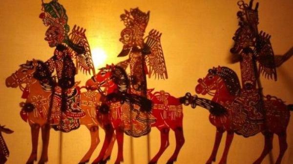 PEWAYANGAN- Masyarakat China/Tiongkok juga memiliki sebuah pertunjukan yang mirip dengan wayang Jawa. Pertunjukan ini juga mengandung pesan-pesan kehidupan.