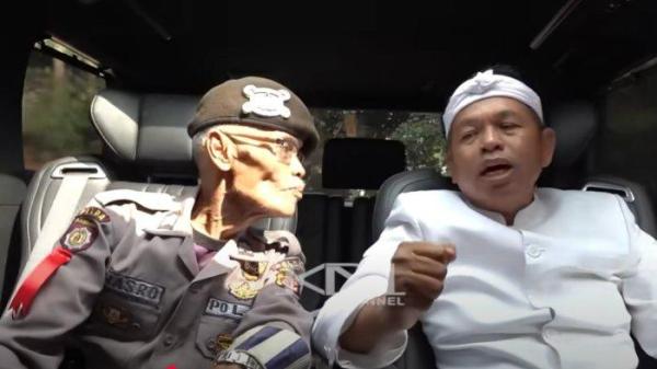 SOSOK KAKEK MASRO - Sosok kakek Masro, pakai seragam polisi berpangkat brigadir menarik perhatian Gubernur Jawa Barat, Dedi Mulyadi. Kakek Masro sehari-hari membantu mengatur lalu lintas tanpa digaji di kawasan jalan raya Ciamis. 