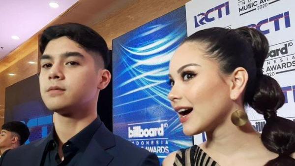 PERNIKAHAN AL ALYSSA - Al Ghazali dan Alyssa Gaguise saat ditemui Grid.ID di kawasan Kebon Jeruk, Jakarta Barat, Kamis (27/2/2020). Reaksi Al dan Alyssa saat dengar banyak permintaan Ahmad Dhani dalam dekorasi pernikahan mereka, termasuk pajang foto raja.