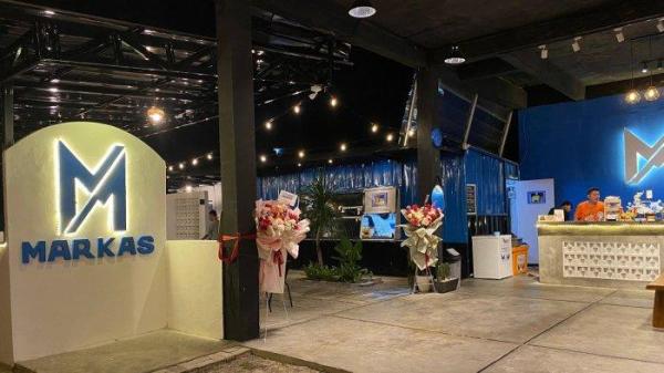 TEMPAT NGOPI ASIK - Markas Caffe tampil mencolok dengan warna biru. Kafe bergaya modern ini mengusung konsep terbuka dan nyaman, Jumat (13/6/2025)