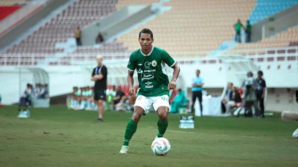 Potret Abduh Lestaluhu saat bermain di lapangan bela PSS Sleman