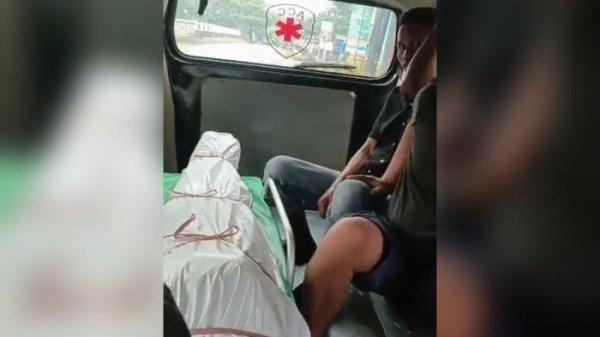 Sopir ambulans ingin mengantarkan jenazah orang dengan gangguan jiwa (ODGJ). Jenazah ODGJ tersebut dibawa dari RSKD Dadi Makassar menuju rumah duka di Kabupaten Gowa.