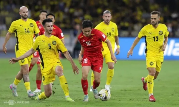 Vietnam midfielder Nguyen Hai Long (number 10), tries to dribble past several naturalized players of Malaysia in the 2027 Asian Cup qualifiers on June 10, 2025. Photo by Read/Hai Tu
