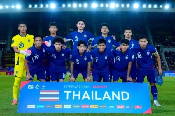 The center -back of the Italian hybrid blood - Thailand Marco Ballini (No. 3) in the Thai squad in the friendly match against India 2-0 at Thammasat on June 4. Photo: Changsuek