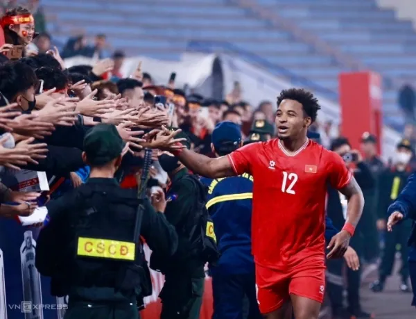 Xuan Son shared the joy with fans after scoring in ASEAN Cup 2024. Photo: Giang Huy