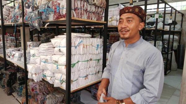 EKS TKI - Didi Kusnadi, pria asal Desa Kebonturi, Kecamatan Arjawinangun, Kabupaten Cirebon merupakan seorang pengusaha sukses yang bergerak di bidang konveksi busana muslim, di mana ia purna migran dari Korea Selatan.