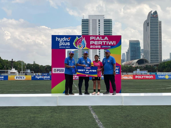 Rengganis Wijanarro meraih gelar Best Player U-16 di HydroPlus Piala Pertiwi Regional Jakarta 2025. Foto: Antika Fahira/kumparan