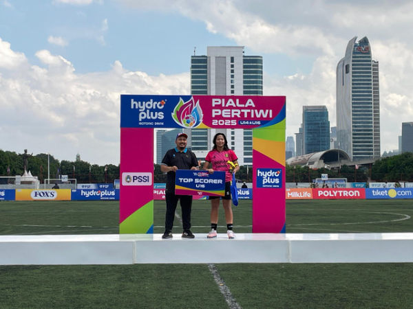 Lareina Ramira Savv meraih gelar Top Scorer (17 gol) U-16 di HydroPlus Piala Pertiwi Regional Jakarta 2025. Foto: Antika Fahira/kumparan