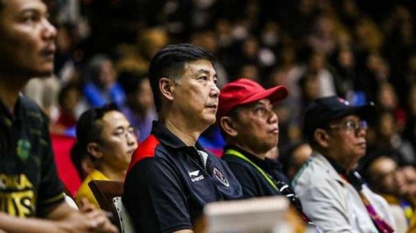 Pelatih asal China, Jeff Jiang Jie saat menyaksikan pertandingan Proliga 2023 di GOR Sritex Arena Solo. Jiang Jie merupakan pelatih Timnas voli putra Indonesia untuk pagelaran SEA Games 2023 di Kamboja.