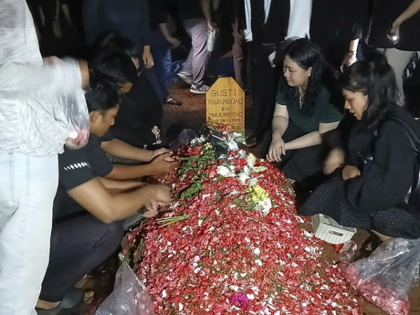 Prosesi pemakaman Gustri Irwan Widodo. <div class=