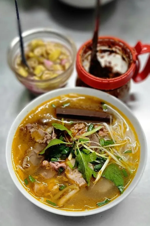 Bowl of beef noodles in the shop. Photo: traomodel