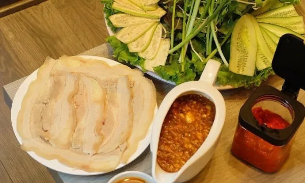 The dish of rice paper rolls at the shop. Photo: Old hometown