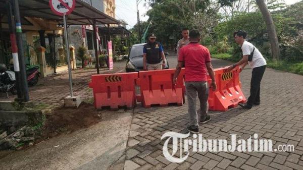 WATER BARRIER - Petugas Dinas Perhubungan Tulungagung, Jawa Timur, memasang water barrier di simpang tiga Jalan Pattimura Gang 3 Kelurahan Kutoanyar, untuk menanda jalur satu arah, Sabtu (14/6/2025). Rekayasa lalu lintas ini untuk mengatasi kemacetan di Wisata Kuliner Pinggir Kali (Pinka) Tulungagung.
