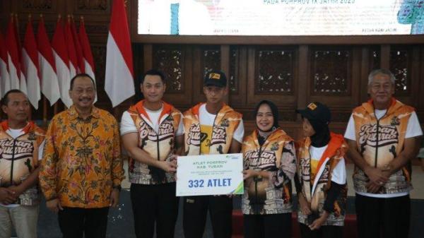 PORPROV JATIM - Bupati Tuban, Aditya Halindra Faridzky bersama atlet serta official saat pemberangkatan kontingen Kabupaten Tuban menuju Porprov Jatim IX 2025 di Pendapa Kridha Manunggal, Jumat (13/6/2025).