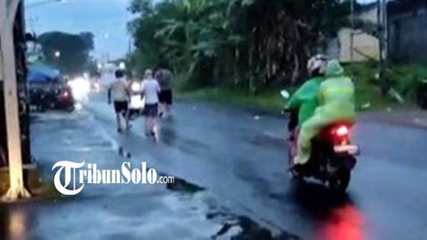 KECELAKAAN DI KARANGANYAR - Korban kecelakaan motor Honda Vario vs truk di Jalan Gatot Subroto, Desa Gaum, Kecamatan Tasikmadu, Kabupaten Karanganyar, Sabtu (14/6/2025) sore.