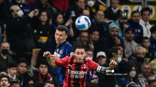 Gelandang Inter Milan Kroasia Ivan Perisic (kiri) dan bek AC Milan Italia Davide Calabria melakukan sundulan saat pertandingan semifinal Piala Italia (Coppa Italia), leg kedua antara Inter dan AC Milan pada 19 April 2022 di stadion San Siro di Milan.