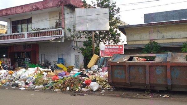 Tumpukan sampah di Pasar 23 Maret Kotamobagu Sulawesi Utara