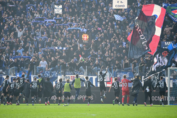 Para pemain Como 1907 selebrasi bersama suporter di Stadion Giuseppe-Sinigaglia usai lawan Napoli di Liga Italia pada Februari 2025. Foto: Piero CRUCIATTI / AFP