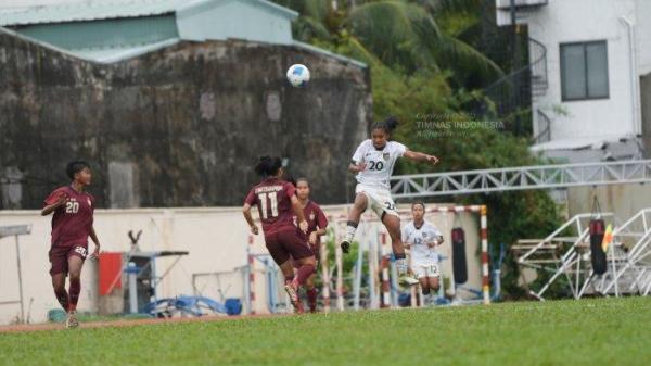 MENYUNDUL BOLA - Pemain Timnas Putri Indonesia, Nasywa Salsabila menyundul bola saat melawan Thailand di Piala AFF Wanita U19 2025, Senin (9/6/2025).