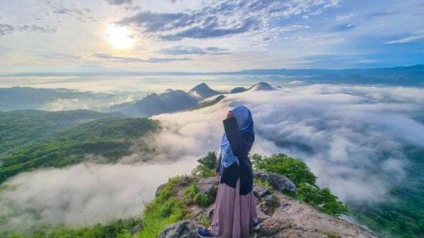 Bukit Cumbri yang Berselimut Kabut di Kecamatan Purwantoro, Wonogiri, Jawa Tengah.