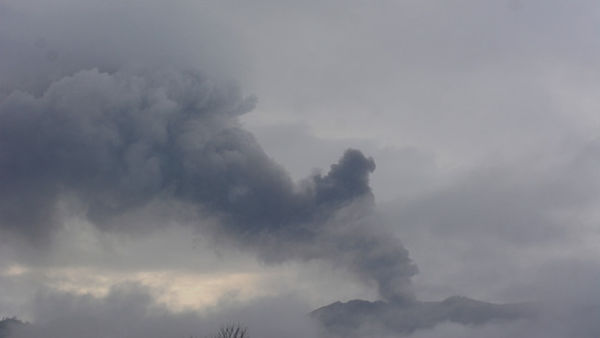 Aktivitas Gunung Raung terpantau dari Desa Sumberwringin, Sumberwringin, Bondowoso, Jawa Timur, Rabu (10/2). Foto: Seno/ANTARA FOTO