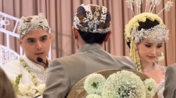 PERNIKAHAN AL GHAZALI - Momen ijab kabul aktor peran Ahmad Al Ghazali Köhler alias Al Ghazali dan model Alyssa Daguise di Hotel The St Regis, Setiabudi, Jakarta Selatan, Senin (16/6/2025). Alyssa tak kuasa menahan tangis saat prosesi tersebut dan Al Gazhali justru menangis setelah dinyatakan sah menikah dengan wanita pujannya tersebut. 