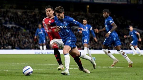 BERDUEL - Gelandang Manchester United, Casemiro (kiri) berduel dengan winger Chelsea, Pedro Neto (kanan) pada pertandingan pekan ke-37 Liga Inggris di Stamford Bridge, pada Sabtu (17/5/2025) dini hari WIB. Chelsea berhasil menang tipis 1-0. (Laman resmi Chelsea)